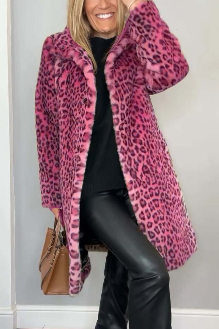 Trendiger Damen-Leopardenmantel mit perfekter taillierter Passform; luxuriöser, modischer Statement-Look.