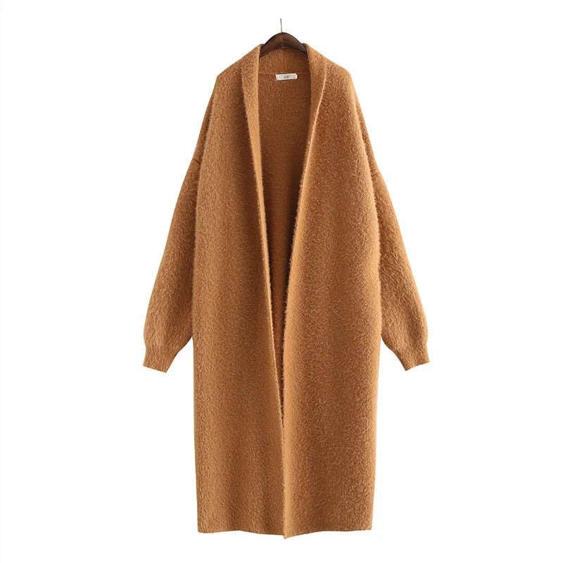 Detailansicht des weichen Stoffs vom Longline Cardigan Edith, eine bequeme Übergangsjacke für Damen.