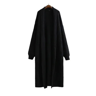 Model trägt beigefarbenen Damen Longline Cardigan Edith offen, zeigt die fließende, lange Silhouette.