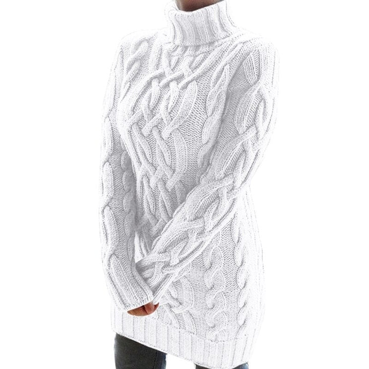 Elegantes Damen Strickkleid im Zopfmuster-Design mit hohem Rollkragen. Stylische Herbst-Winter-Mode.