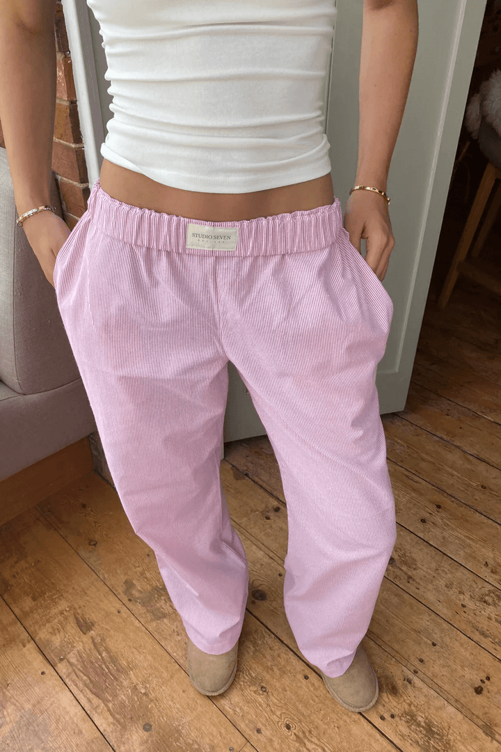 Model trägt lässige Damen Loungehose mit entspanntem Schnitt & elastischem Bund. Stilvolle Freizeitkleidung & Homewear.