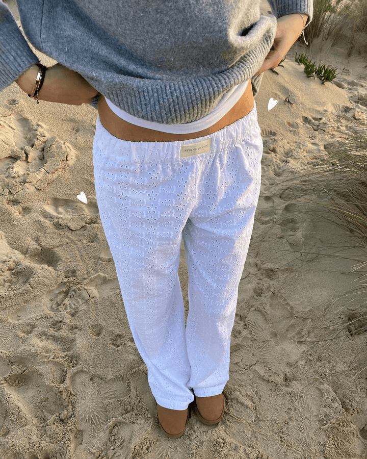 Praktische Seitentaschen der Damen Loungehose mit entspanntem Schnitt. Perfekt für Homewear, Freizeit & entspannte Momente.