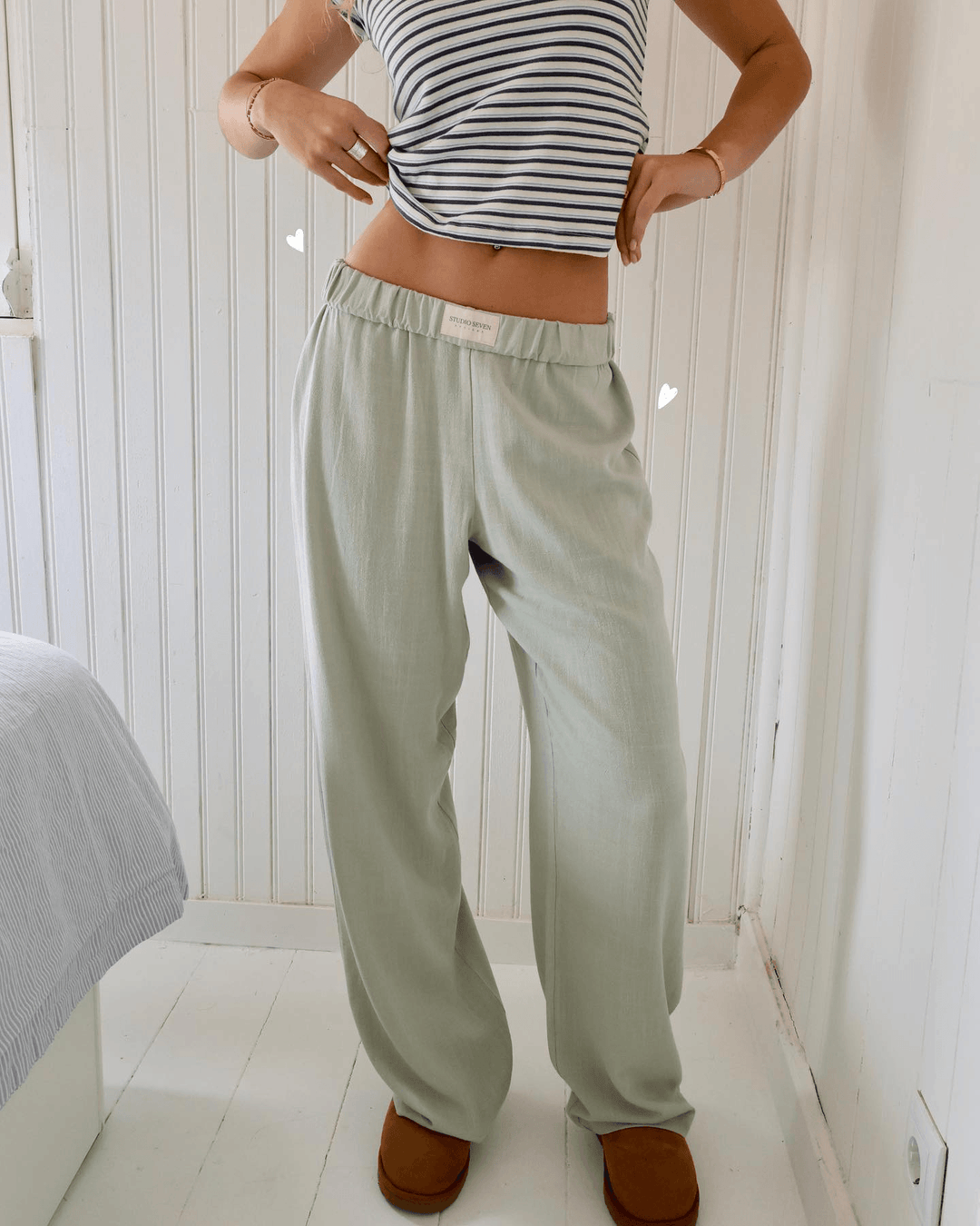 Gefaltete Damen Loungehose, bereit für Gemütlichkeit. Entspannter Schnitt, elastischer Bund & bequeme Freizeitkleidung.