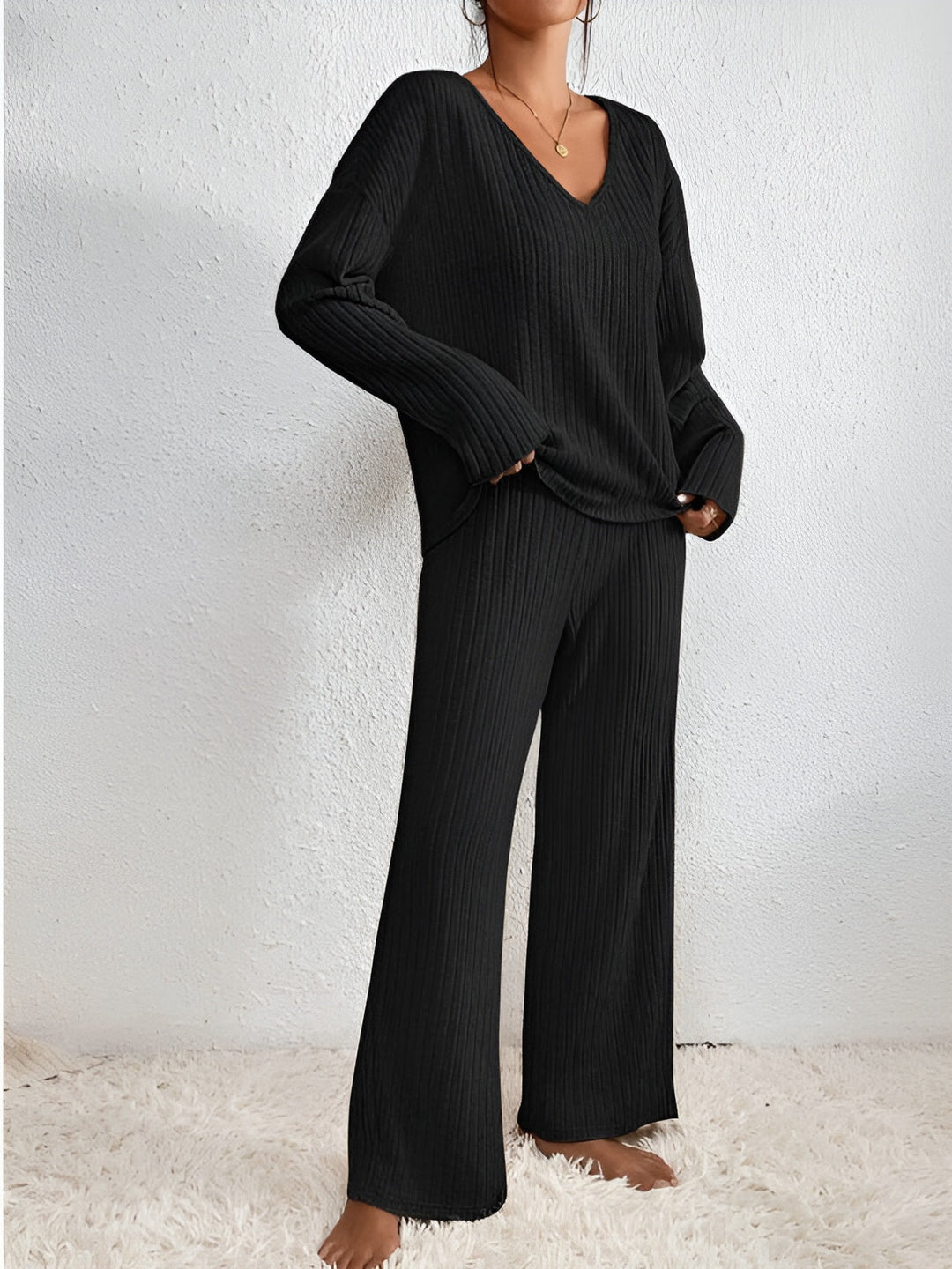 Bequemer Damen Hausanzug mit weichem V-Ausschnitt Pullover und gemütlicher Hose. Ideal für Home & Freizeit.
