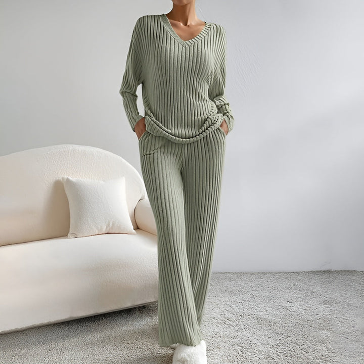 Stilvoller Damen Loungewear Zweiteiler: Warmer V-Ausschnitt Pullover & passende Hose für Herbst & Winter.