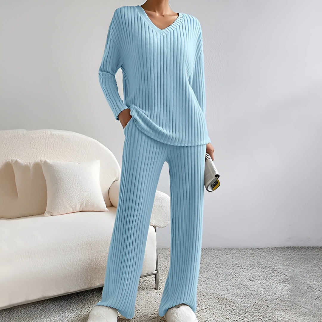 Elegantes Damen Loungewear Set: Komfortabler V-Ausschnitt Strickpullover und weiche Freizeithose für kühle Tage.
