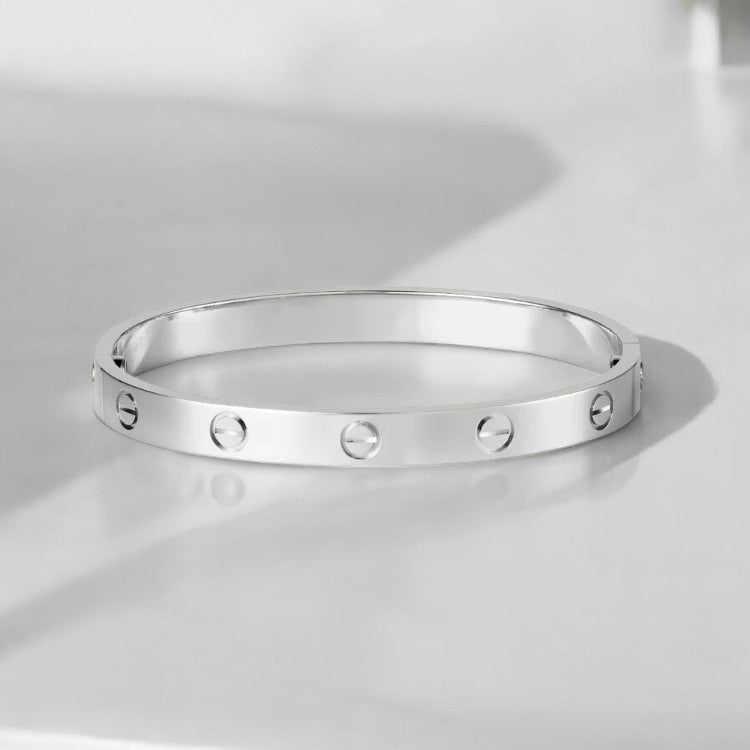 Klassisches Armband für Damen: Elegantes Silber-Schmuckstück, modern & zeitlos, ein edles Accessoire.