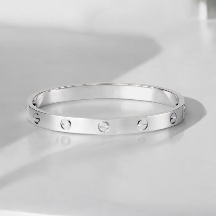 Klassisches Armband für Damen: Elegantes Silber-Schmuckstück, modern & zeitlos, ein edles Accessoire.