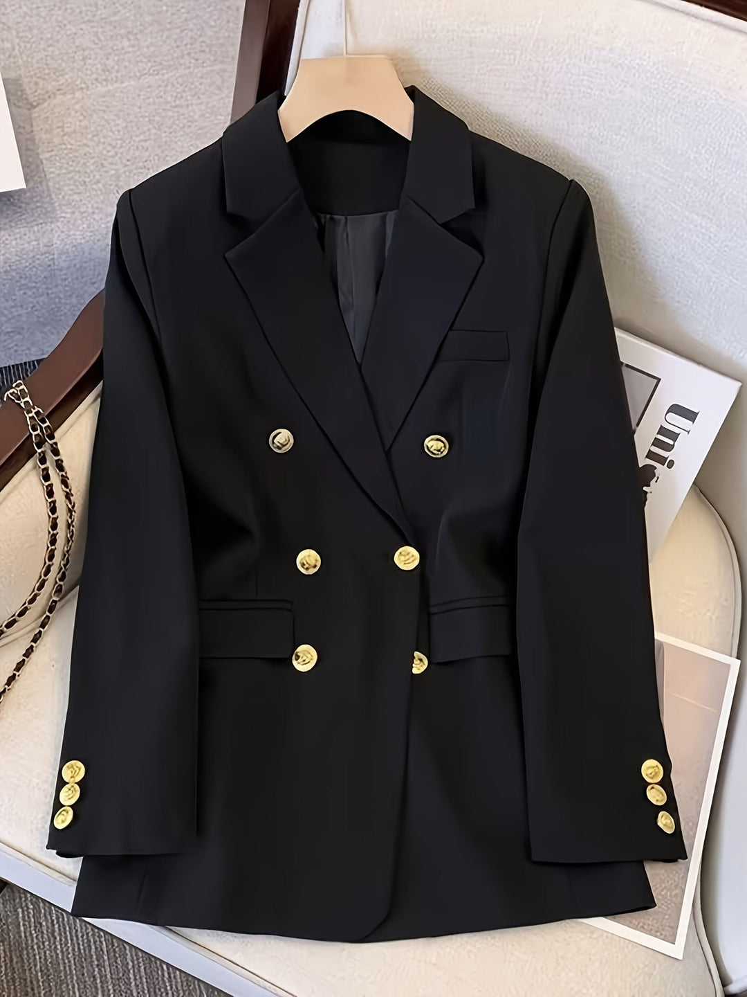 Damen maßgeschneiderter, doppelreihiger Blazer. Eleganter Business-Look für stilvolle Frauen.
