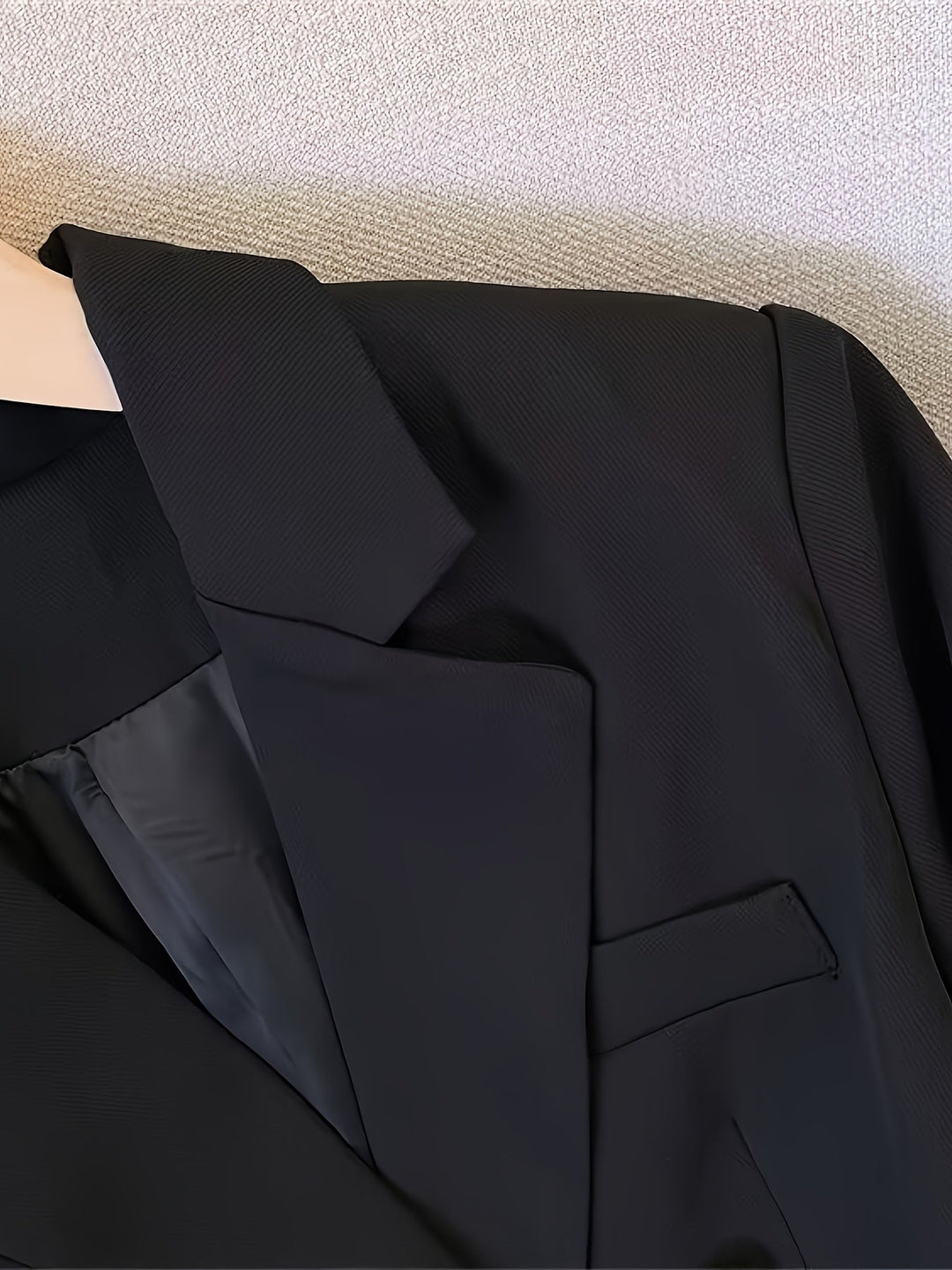 Professioneller doppelreihiger Damenblazer, tailliert. Die perfekte Jacke für einen souveränen Büro-Look.
