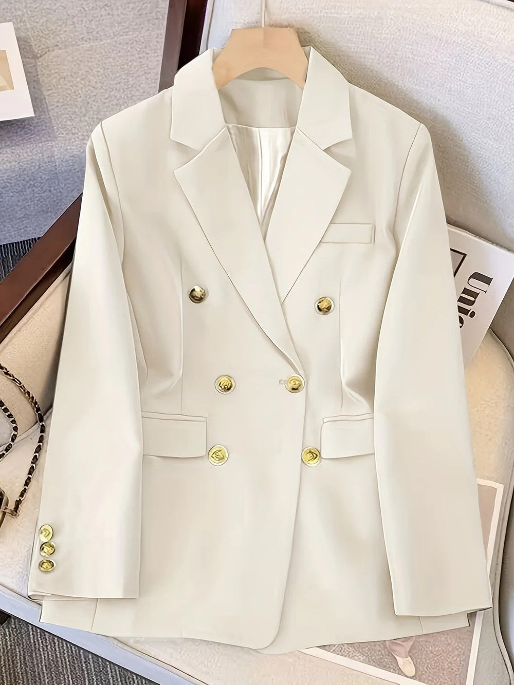 Taillierter Damen-Blazer, doppelreihig. Perfekt für Business und elegante Smart-Casual-Outfits.