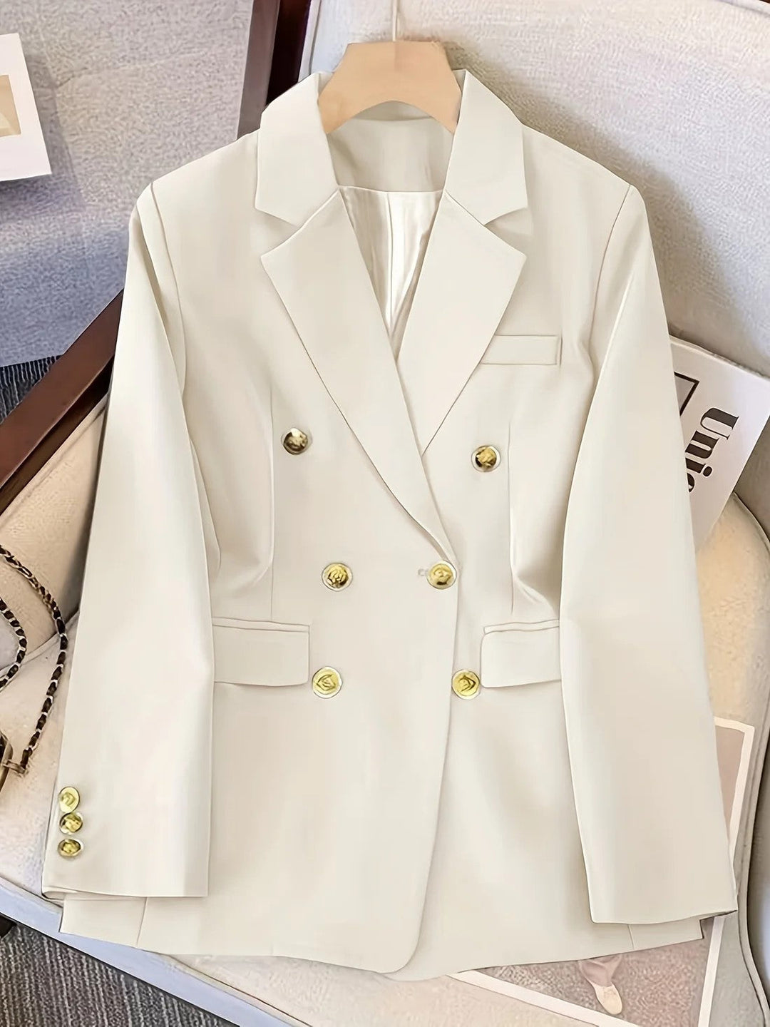 Taillierter Damen-Blazer, doppelreihig. Perfekt für Business und elegante Smart-Casual-Outfits.