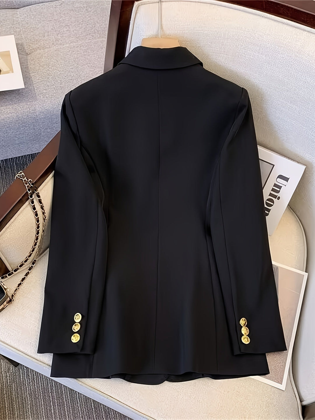 Eleganter doppelreihiger Damenblazer, tailliert geschnitten. Vielseitige Jacke für moderne Büro-Looks.