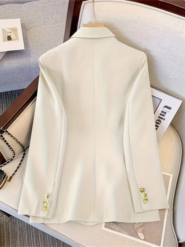 Maßgeschneiderter Damen-Blazer für einen smarten Business-Look. Doppelreihige Jacke mit Eleganz.