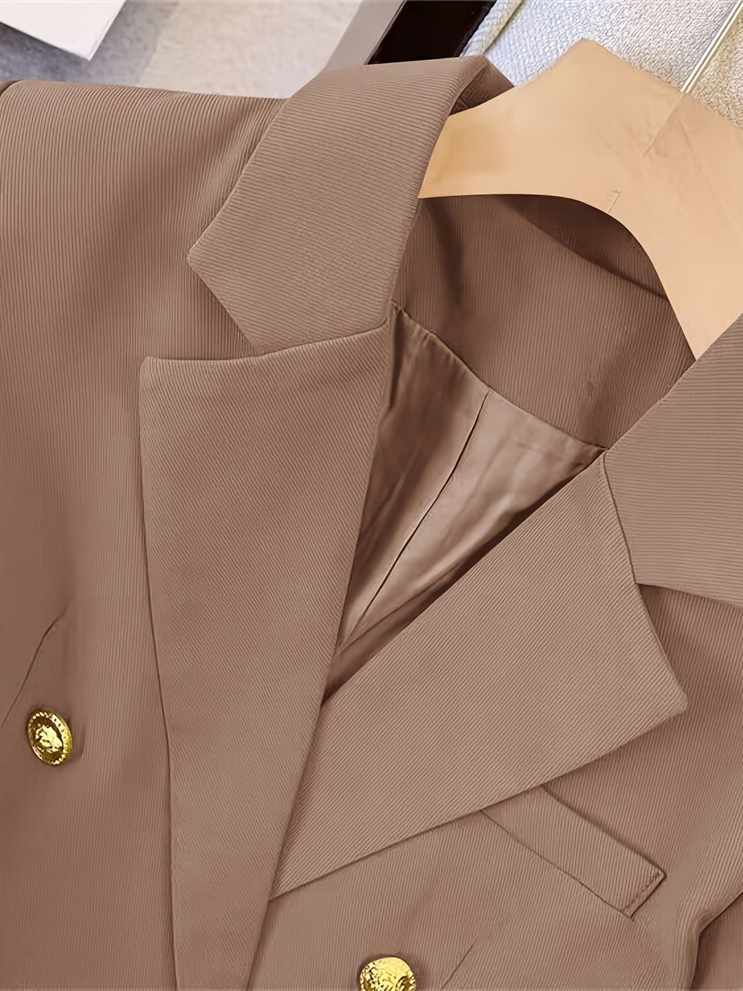 Eleganter Damen-Blazer, doppelreihig. Die maßgeschneiderte Jacke für stilvolle Damenmode.