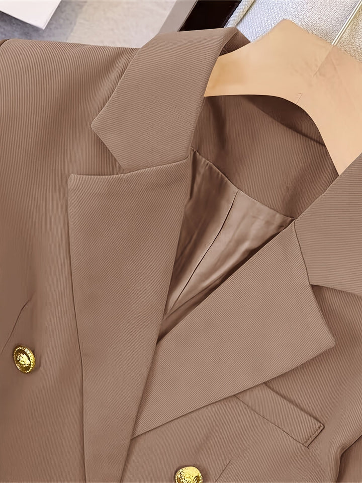 Eleganter Damen-Blazer, doppelreihig. Die maßgeschneiderte Jacke für stilvolle Damenmode.