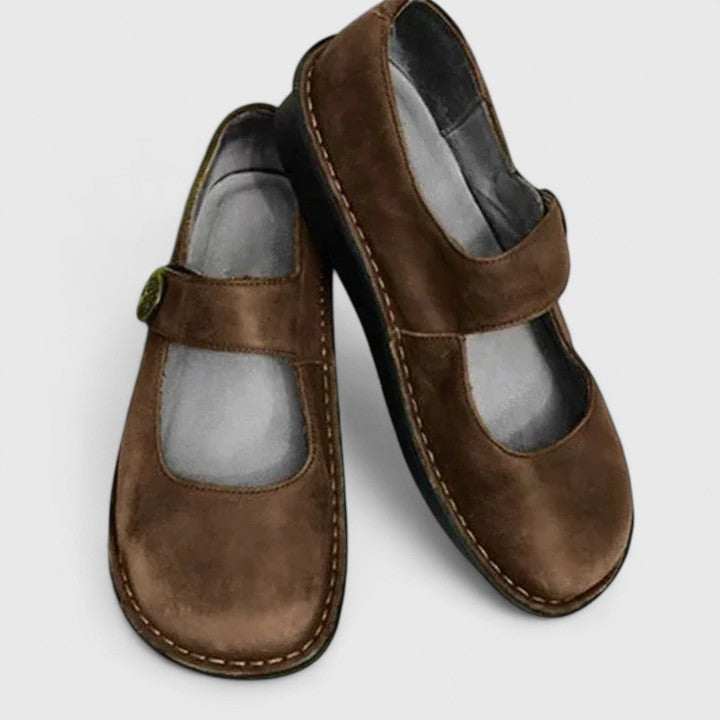 Modische Mary-Jane Damenschuhe für den Frühling. Bequeme & flache Freizeitschuhe, ideal für warme Tage.