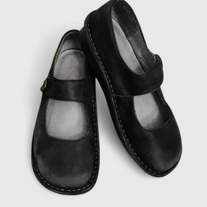Stylische Mary-Jane Damenschuhe für den Frühling. Bequeme, flache Freizeitschuhe, ideal für komfortablen Alltag.