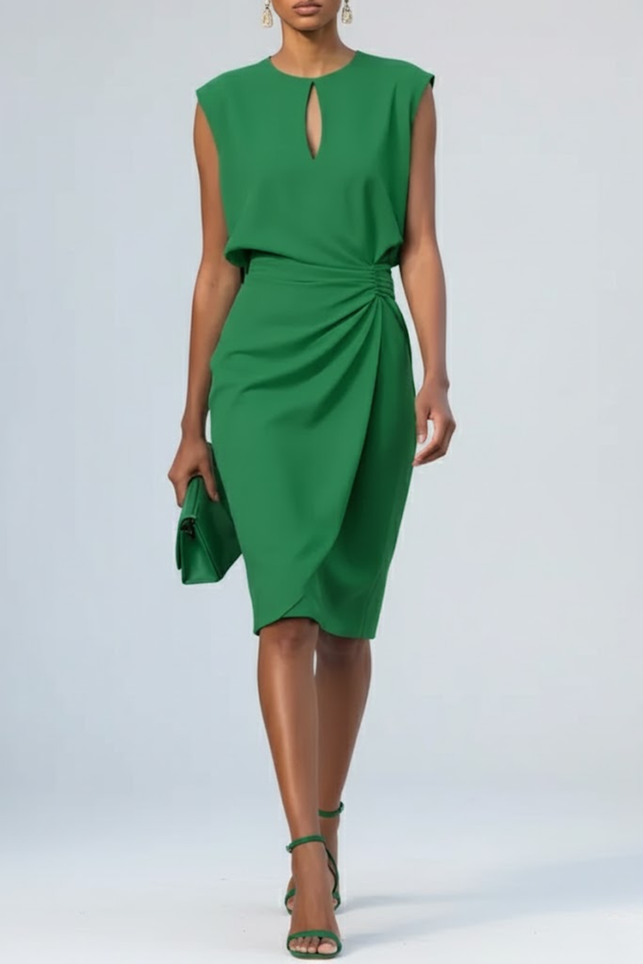 Feminines Sommerkleid mit Schlüsselloch und Raffung, elegante Damenfashion für warme Tage und Anlässe.