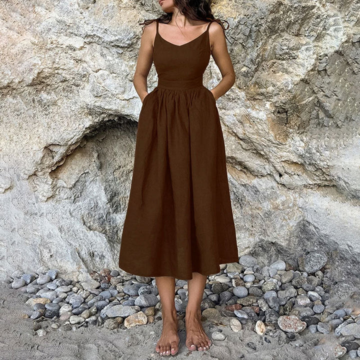 Rückenfreies Damen Midikleid mit V-Ausschnitt und seitlichem Schlitz. Ein fließendes Sommerkleid für elegante Looks.
