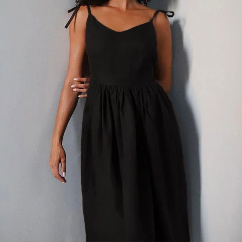 Fließendes Damen Sommerkleid, rückenfrei, mit V-Ausschnitt und Seitenschlitz. Ein stilvolles Midikleid für jeden Anlass.