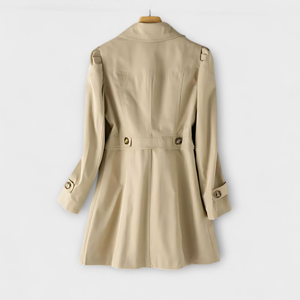 Klassischer Damen Trenchcoat, doppelreihig, mit Gürtel. Modische Übergangsjacke für stilvolle Outfits.