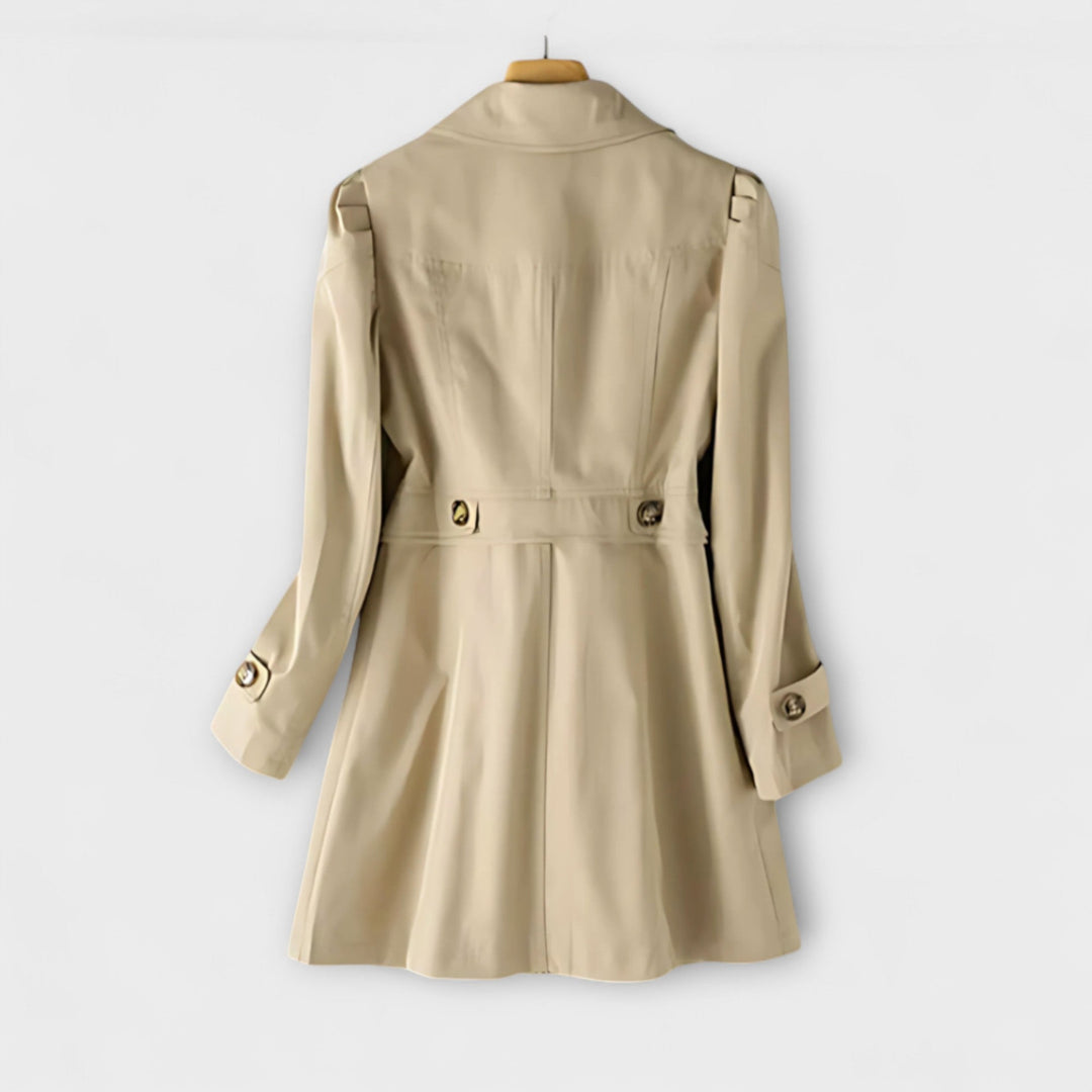 Klassischer Damen Trenchcoat, doppelreihig, mit Gürtel. Modische Übergangsjacke für stilvolle Outfits.