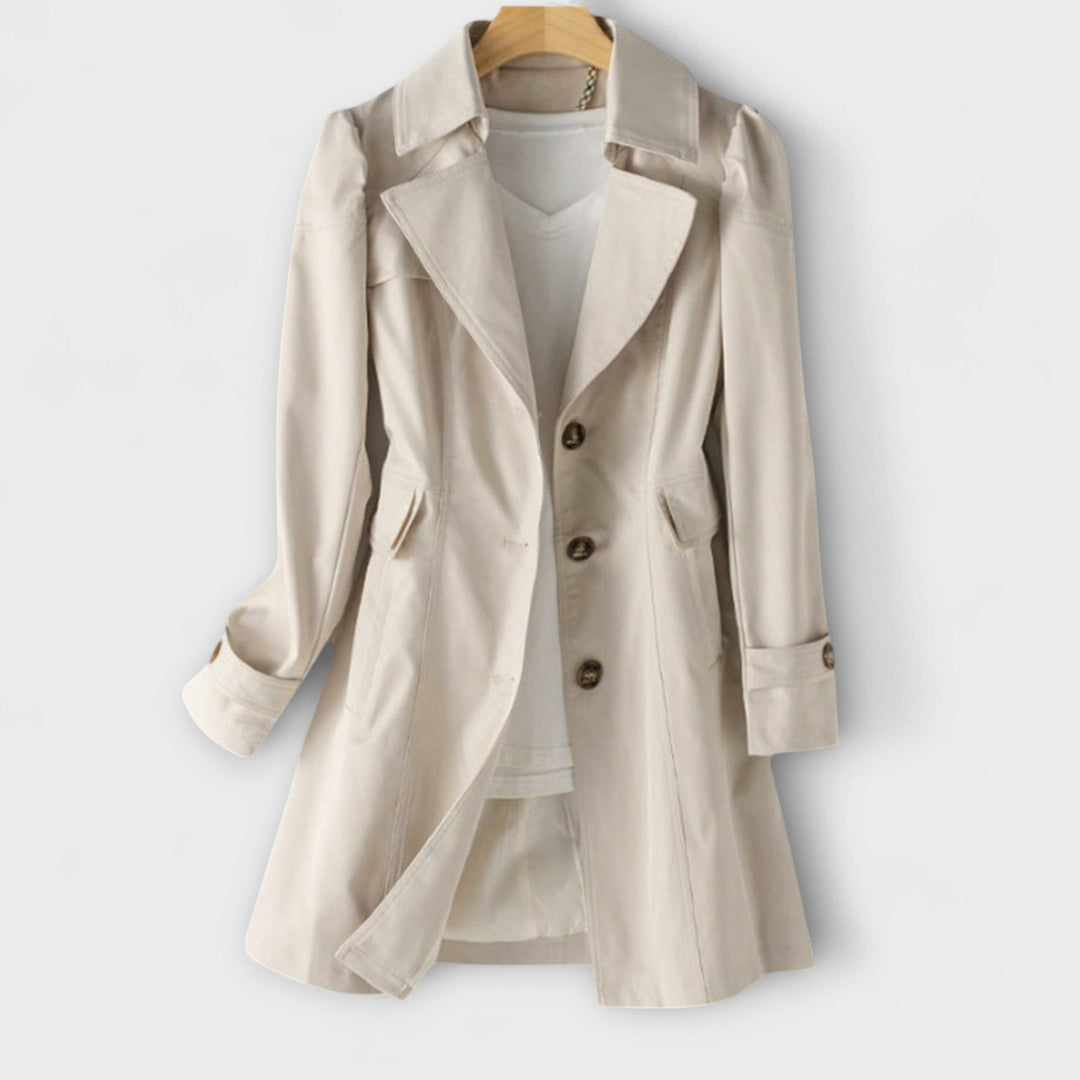Detailaufnahme: Hochwertiger Stoff und Knöpfe des modernen Damen Trenchcoats. Perfekte Übergangsjacke.