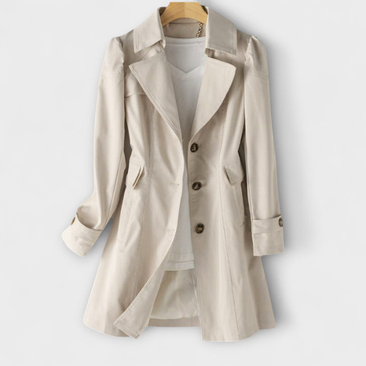 Detailaufnahme: Hochwertiger Stoff und Knöpfe des modernen Damen Trenchcoats. Perfekte Übergangsjacke.