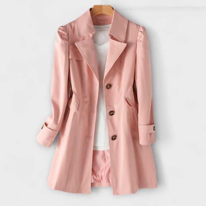 Stilvoller Trenchcoat für Damen, hinten elegant geschnitten. Modischer Klassiker für Business & Freizeit.