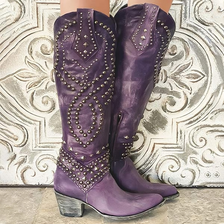 Trendige Damen Cowboystiefel mit Nieten-Details. Stylische Western Stiefel für Frauen, ideal für Frühling und Freizeit.