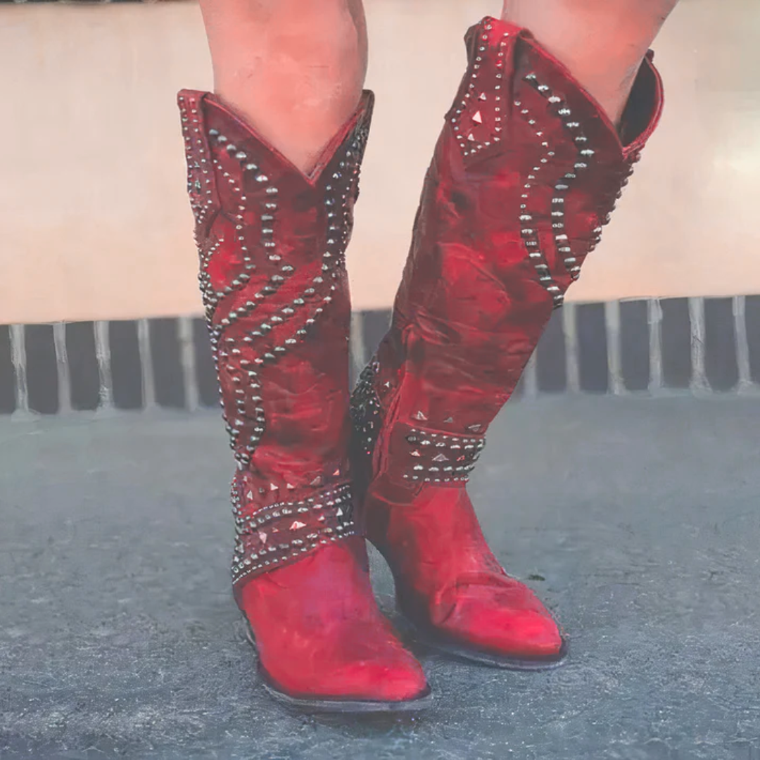 Casual Damen Nietenstiefel im Cowboystil. Trendige Frühlingsschuhe für Damen, die Komfort und Stil vereinen.