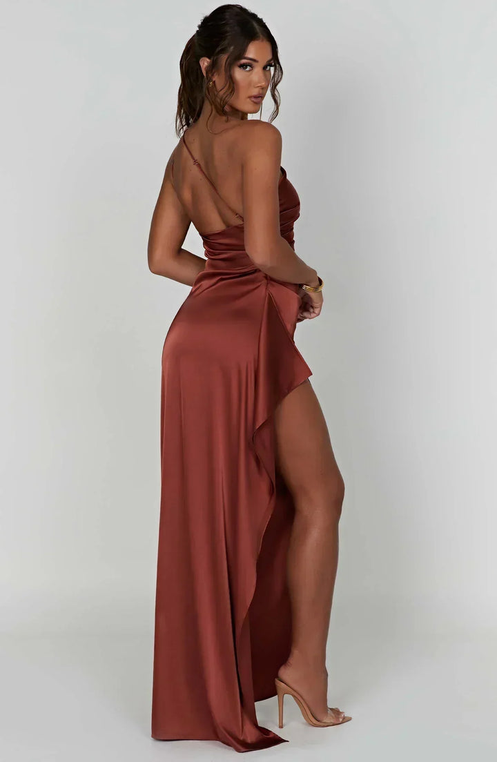 Stilvolles One-Shoulder Partykleid für Frauen mit figurbetontem Design und Schlitz.