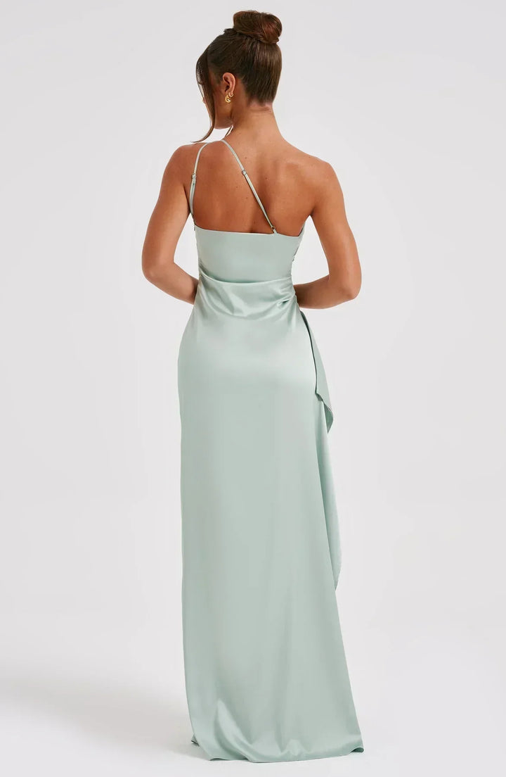 Modernes One-Shoulder Frauenkleid mit fließender Silhouette und elegantem Schlitz.