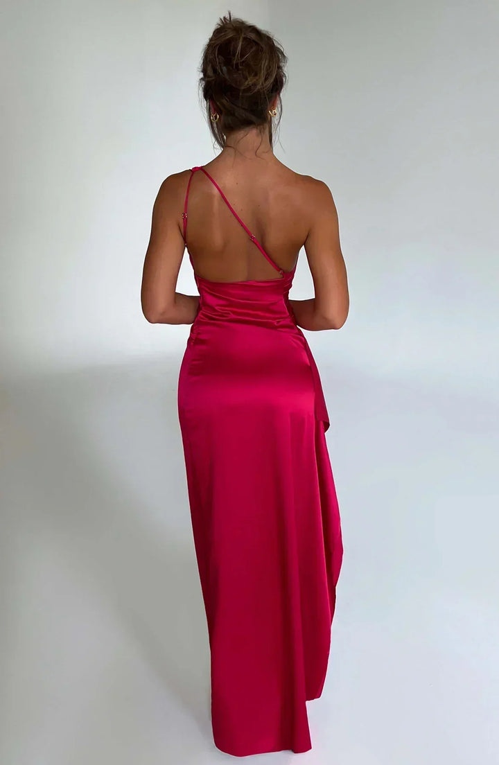 Elegantes langes Damenkleid mit One-Shoulder-Design und raffiniertem Beinschlitz.