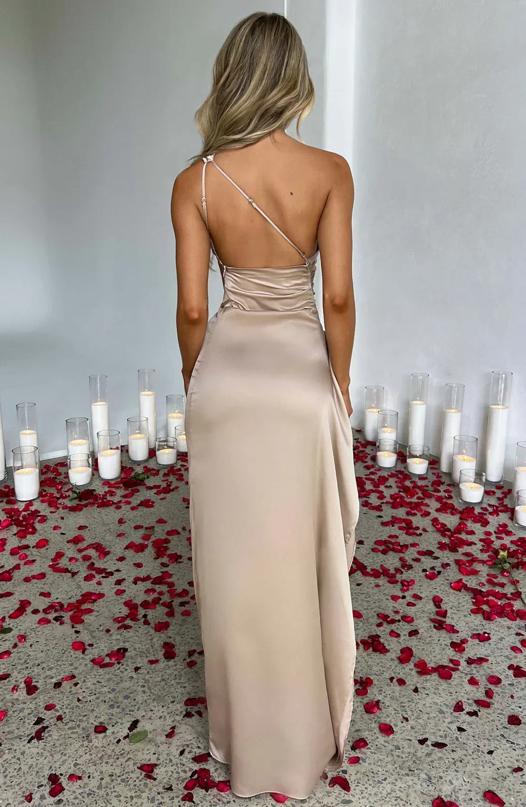 Schickes Abendkleid mit schulterfreiem Schnitt und hohem Schlitz für Damen.