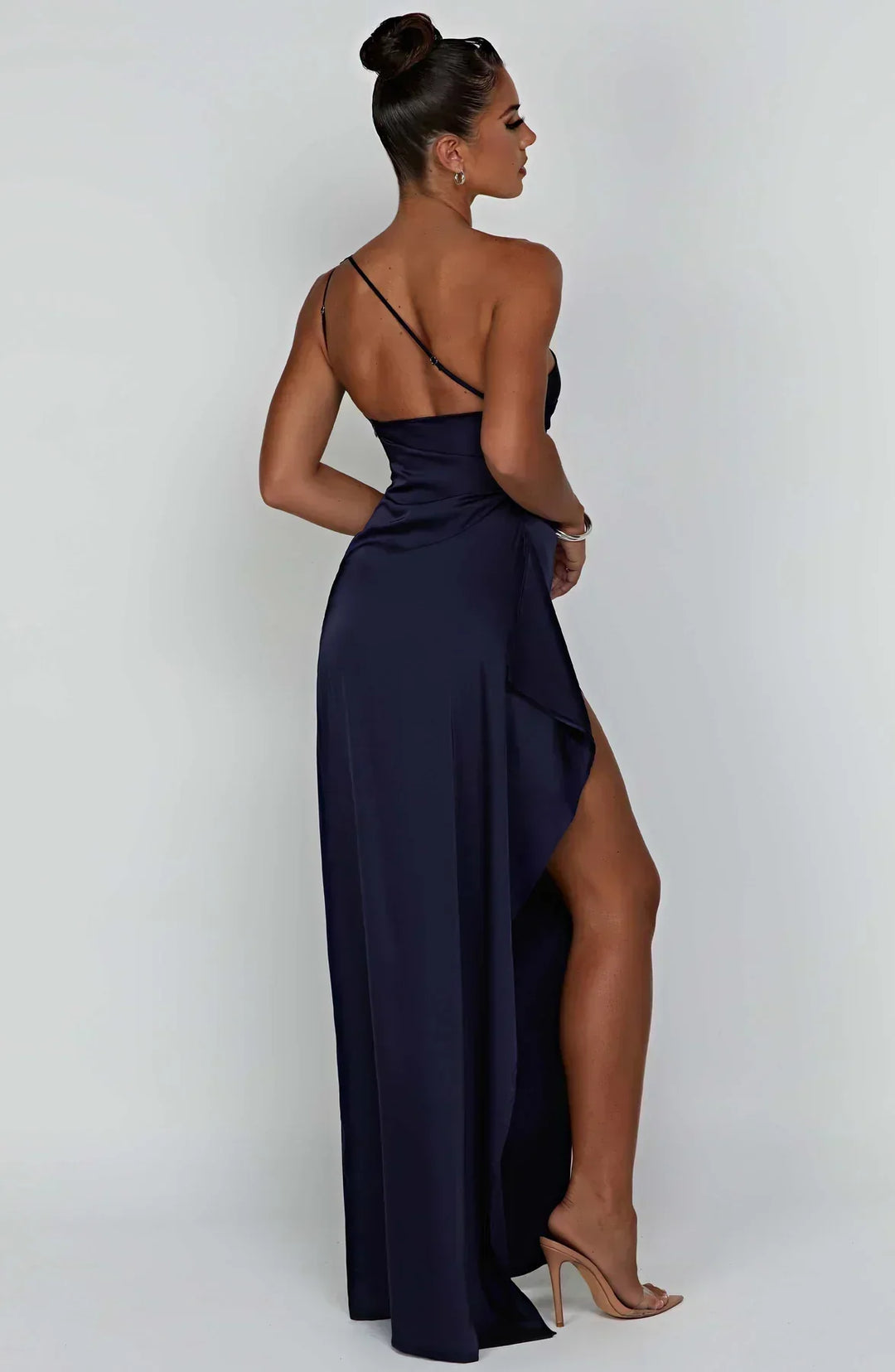 Langes Abendkleid für Frauen, One-Shoulder, mit modernem Schnitt und seitlichem Schlitz.