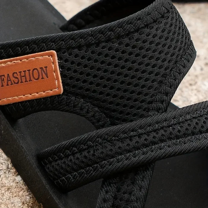 Atmungsaktive Damen Sommersandalen mit orthopädischem Fußbett und stilvollen Kreuzriemen.