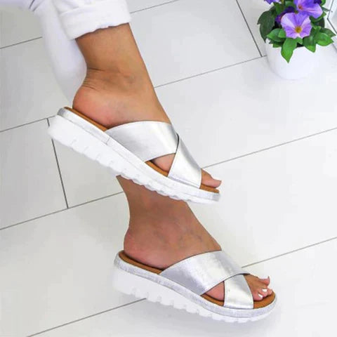 Orthopädische Sandalen für Damen: ergonomisch geformt, stilvoll und leicht. Perfekt für den Sommer.