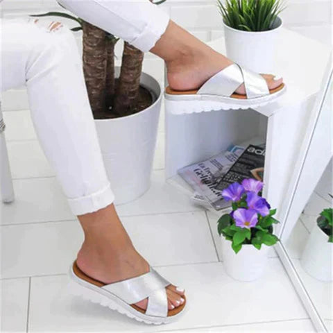 Silberne Damen Sandalen, orthopädisch und flach. Ideal für den Sommer mit maximalem Gehkomfort.