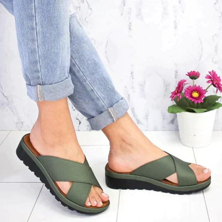 Damen Sandalen mit orthopädischem Komfort. Stilvolle, flache Sommerschuhe für einen entspannten Alltag.