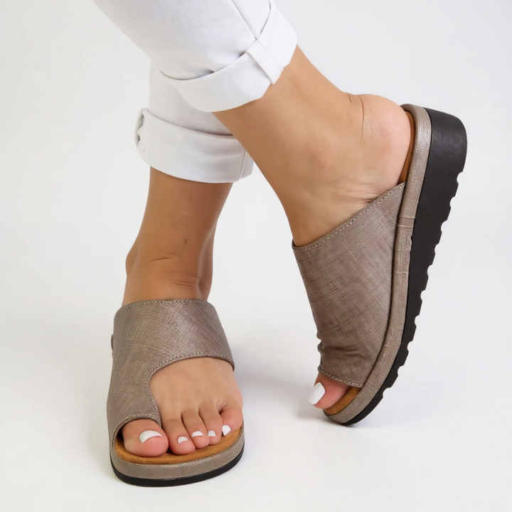 Bequeme Damen Zehentrenner-Sandalen mit ergonomischem Fußbett für orthopädischen Komfort.