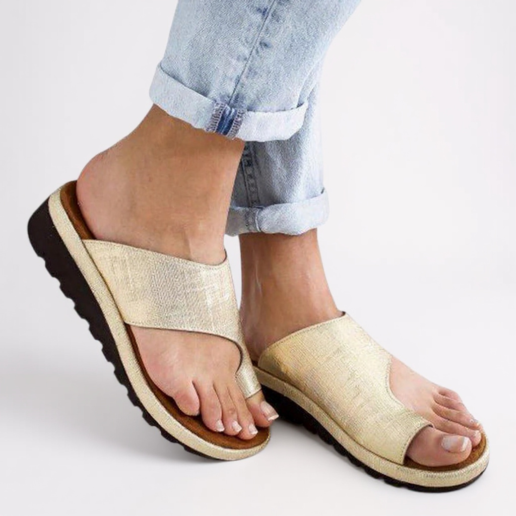 Stilvolle & leichte Damen Sommersandalen am Fuß, perfekt für Freizeit, Strand & Spaziergänge.
