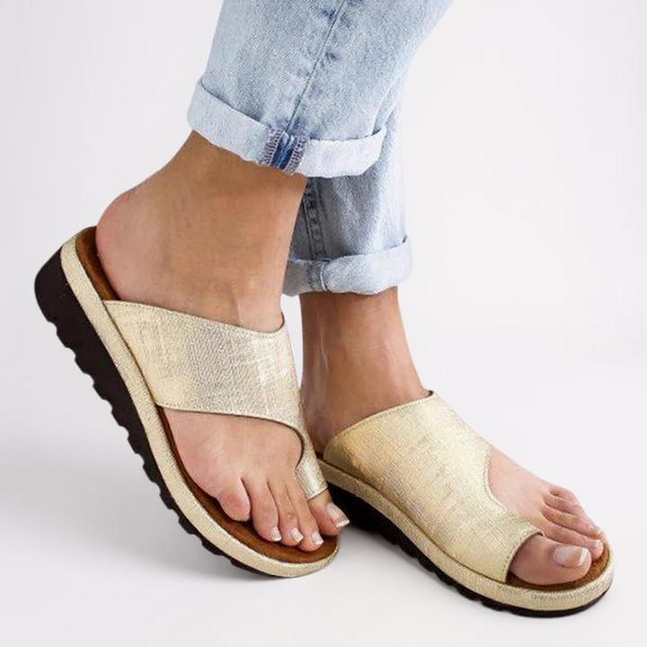 Stilvolle & leichte Damen Sommersandalen am Fuß, perfekt für Freizeit, Strand & Spaziergänge.