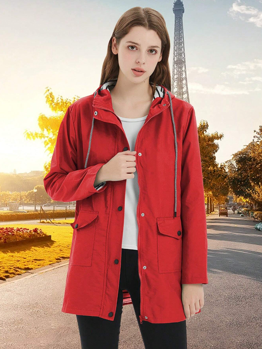 Aktive Frau in winddichter und wasserdichter Damen Outdoorjacke, bereit für die nächste Wanderung im Freien.