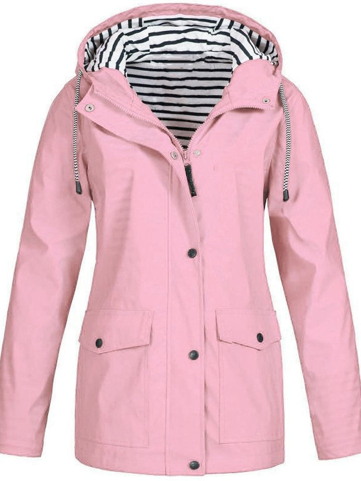 Detailaufnahme: Wasserdichter Reißverschluss an praktischer Damen Outdoorjacke für Wanderungen und Freizeit.