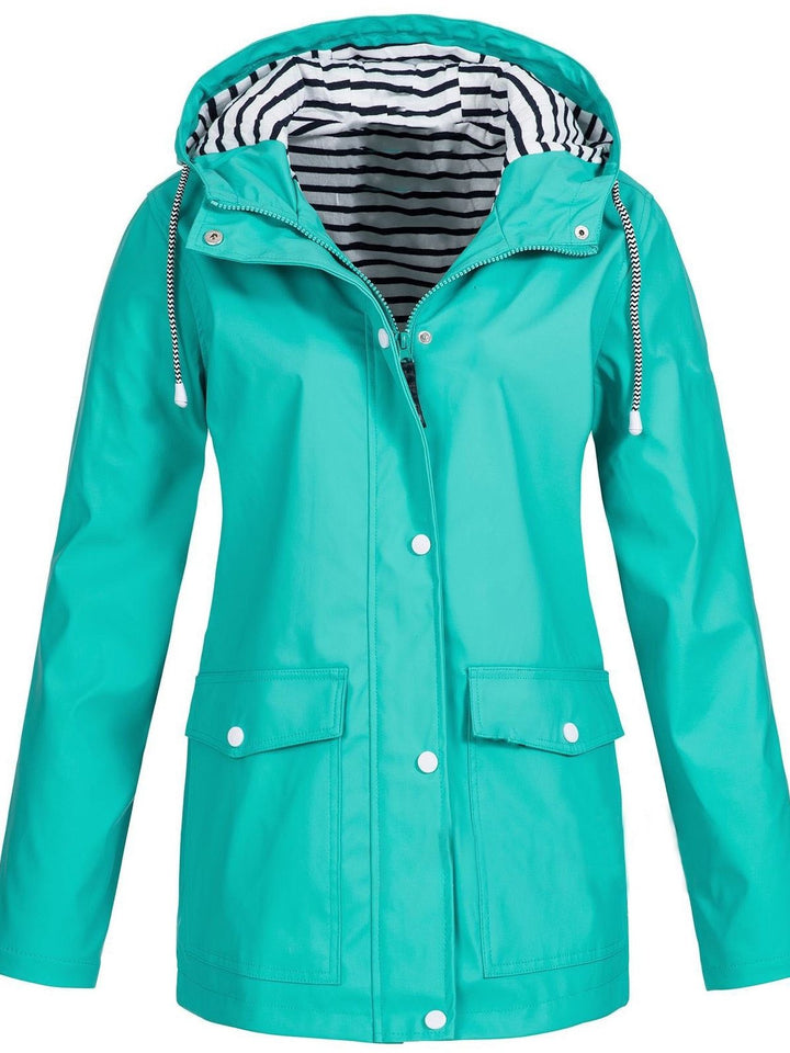 Moderne Damen Wanderjacke, wasserdicht und winddicht, bietet optimalen Schutz bei aktiven Unternehmungen.