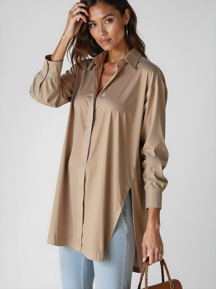 Modisches Damen Oversize-Hemdkleid mit durchgehender Knopfleiste und seitlichem Schlitz.