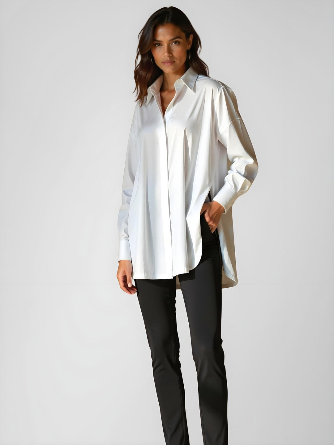 Lässiges & modisches Damen Hemdkleid, Oversize, mit Knopfleiste und hohem Seitenschlitz.
