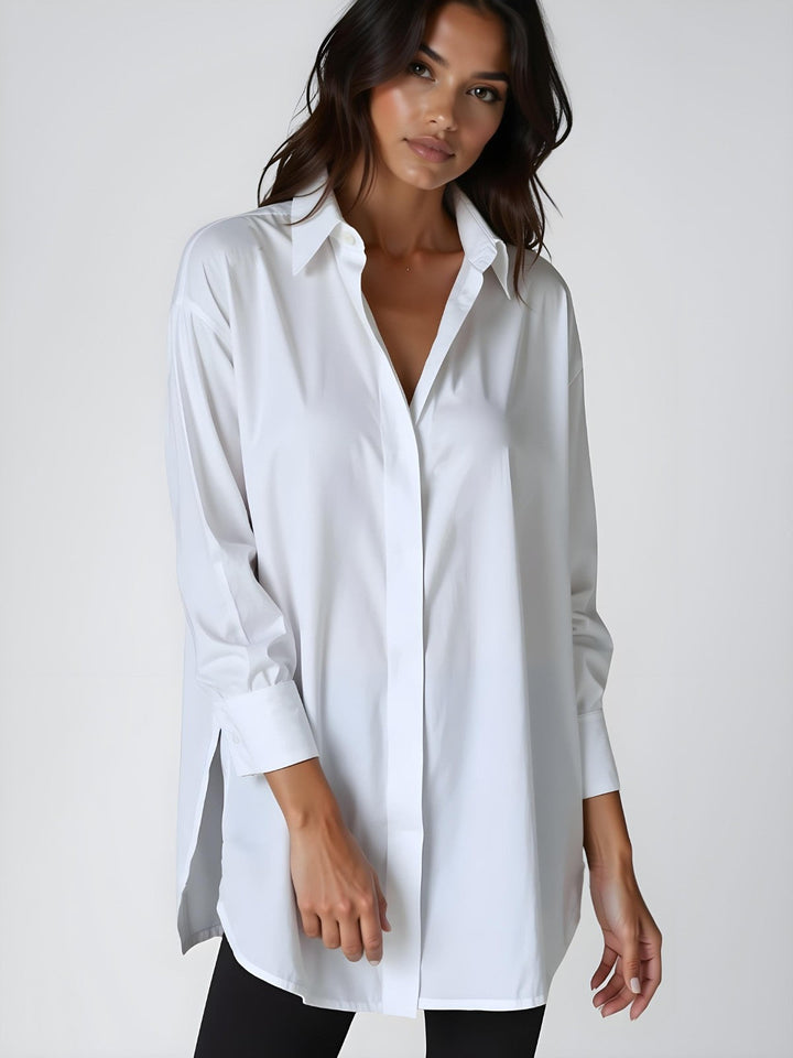 Oversize-Hemdkleid für Damen mit Reverskragen, Knopfleiste und seitlichem Schlitz. Elegant.